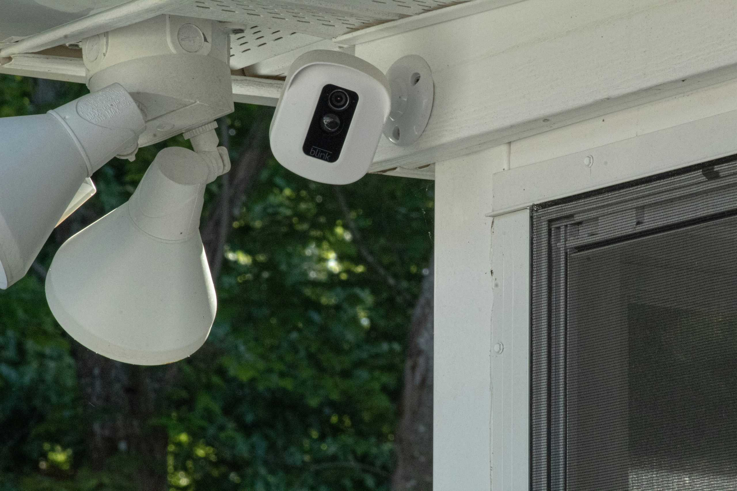 Best Security Cameras for Starlink (%year%) black-security-camera-