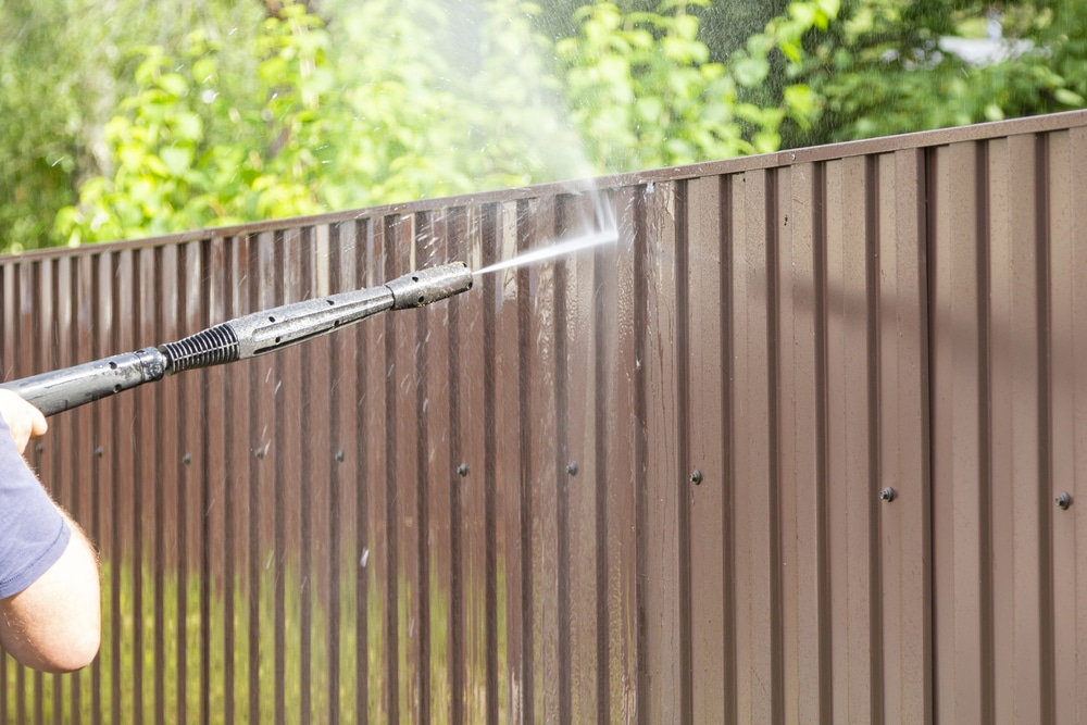 Cleaning fence with high pressure power washer